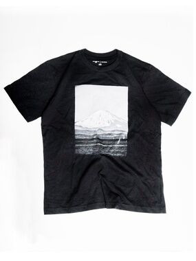 NWOT UNIQLO Mens M Black 'Peace for All' Mountain Graphic T-Shirt Daido Moriyama